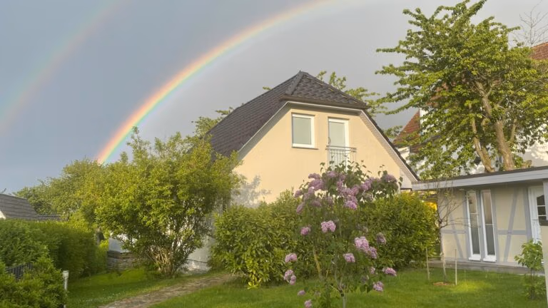 Regenbogen am Ferienhaus auf Rügen