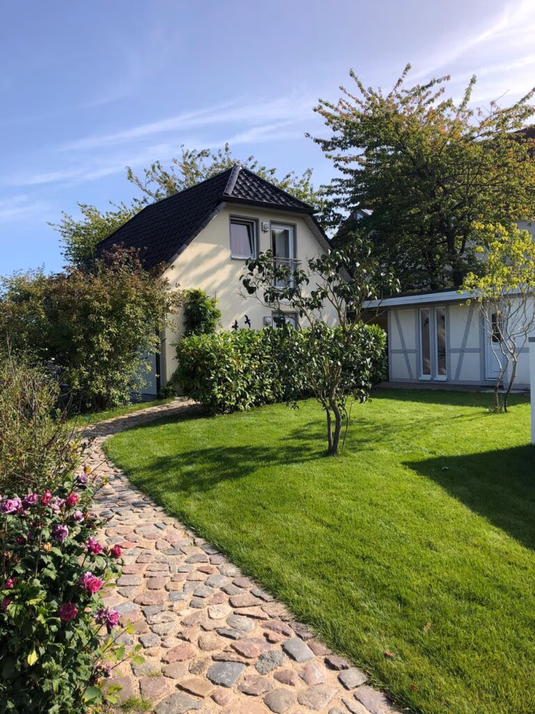 Ferienhaus Buschvitz Zugang & Garten